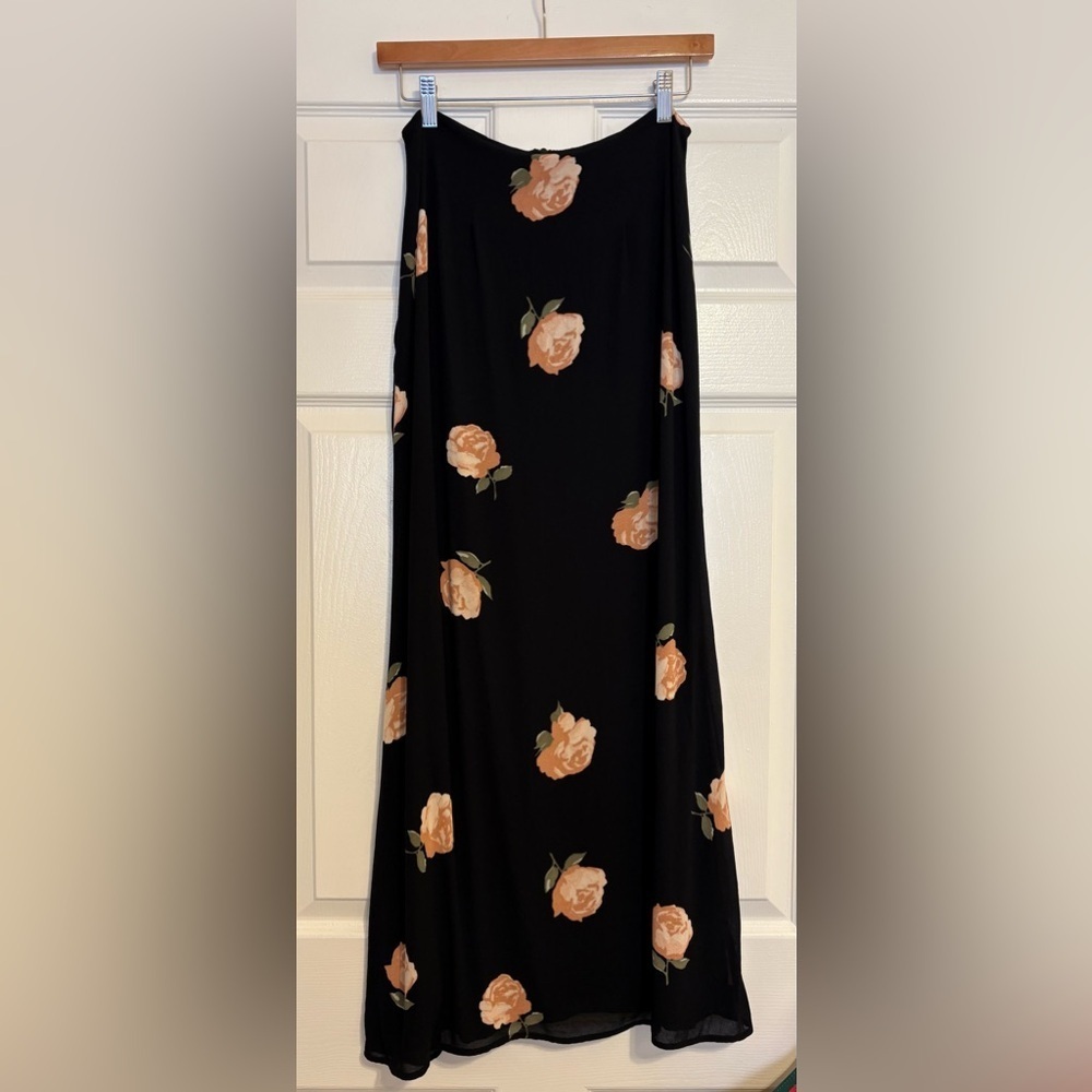 Reformation Bea Crepe Midi Skirt Large Floral Rose Design size 4 Black - Picture 3 of 7